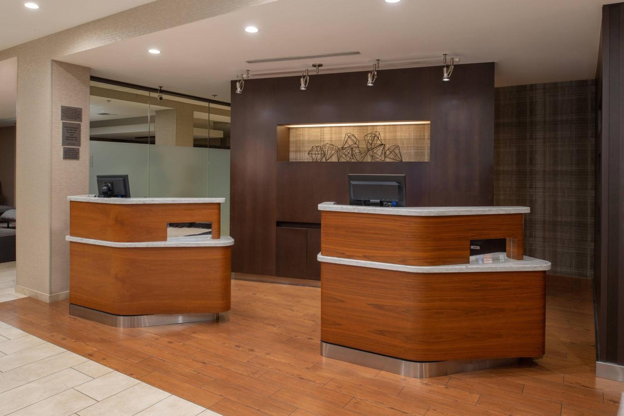 Courtyard By Marriott Portland Airport Hotel Bagian luar foto