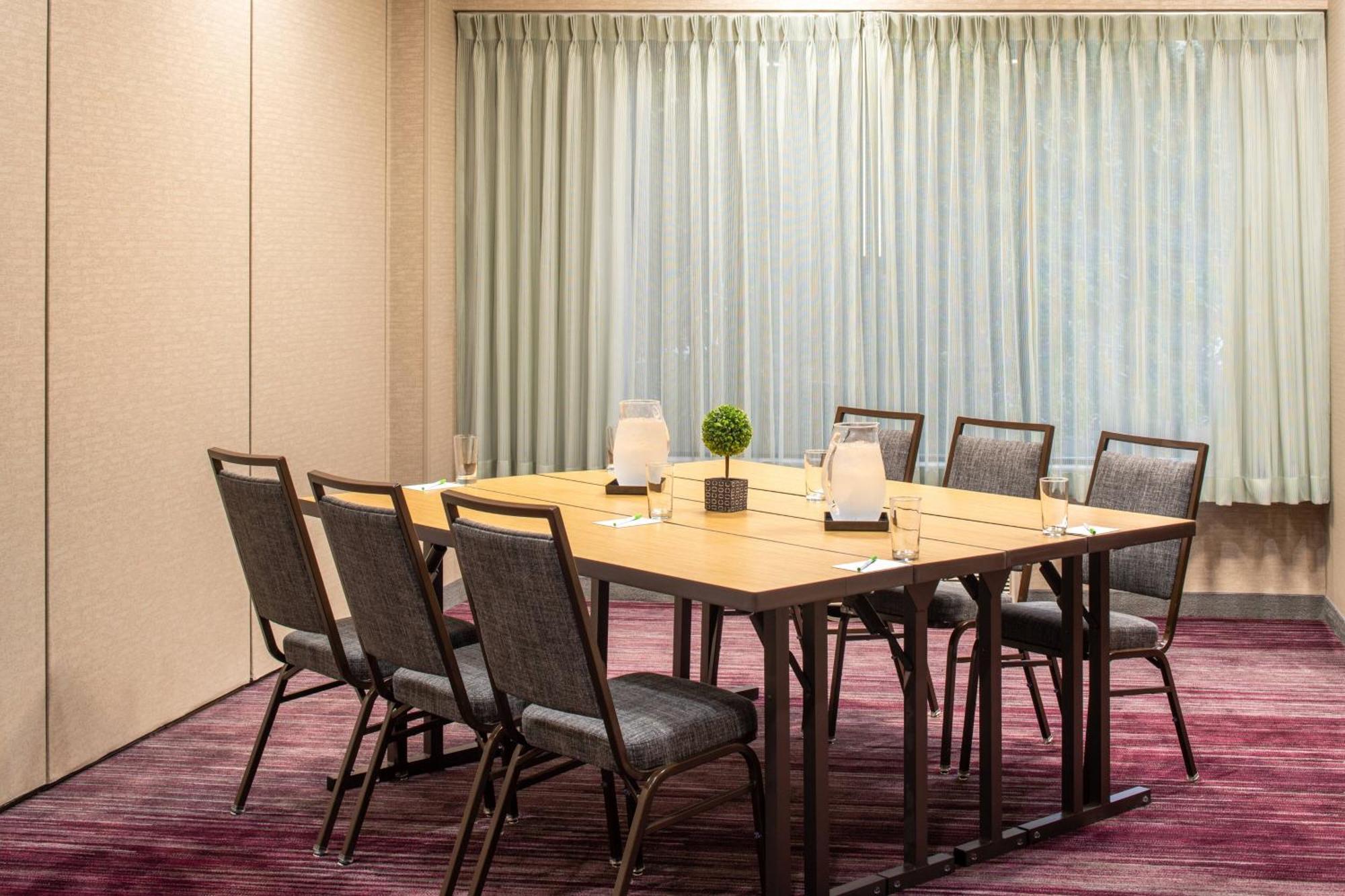 Courtyard By Marriott Portland Airport Hotel Bagian luar foto
