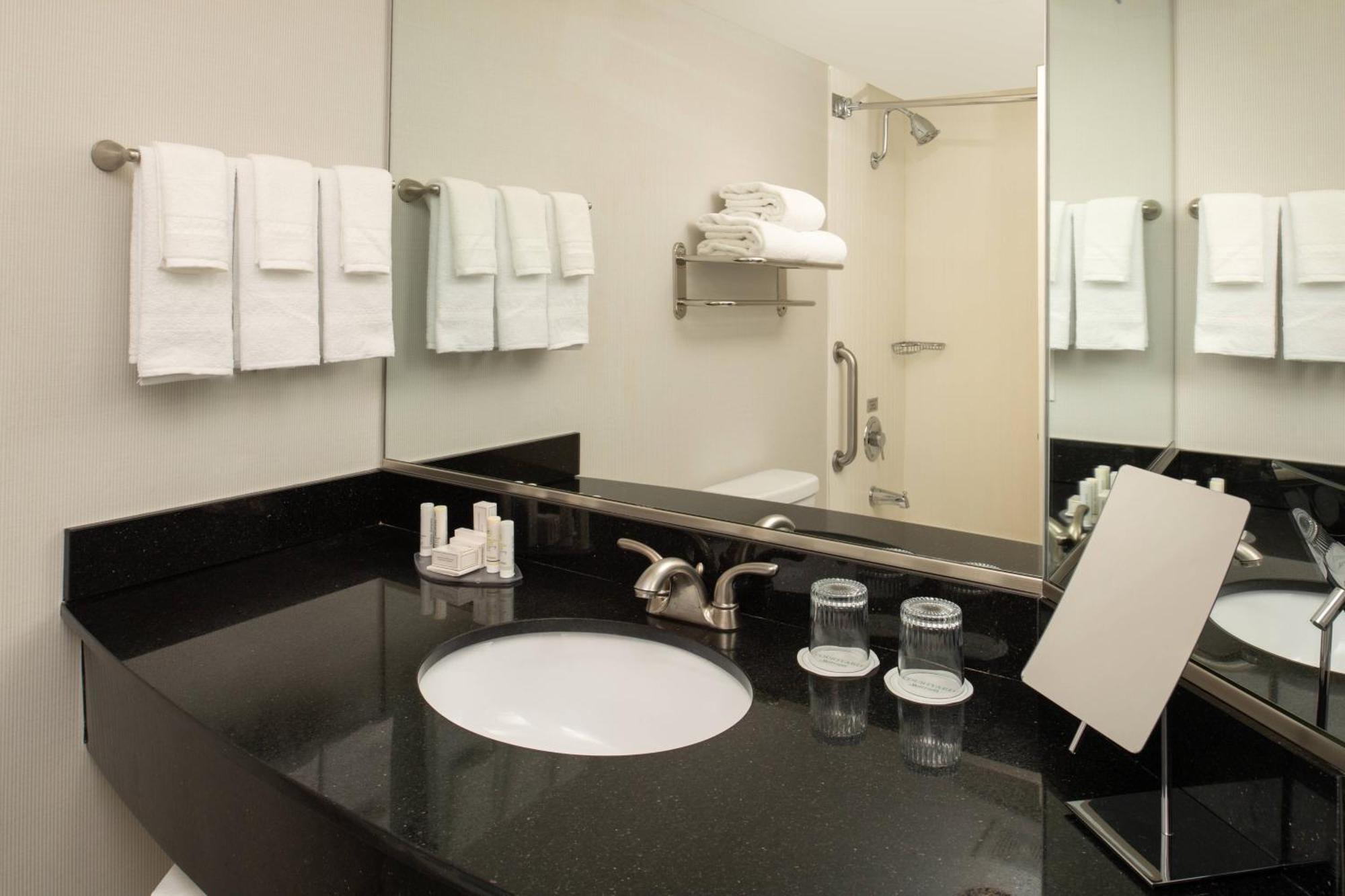 Courtyard By Marriott Portland Airport Hotel Bagian luar foto