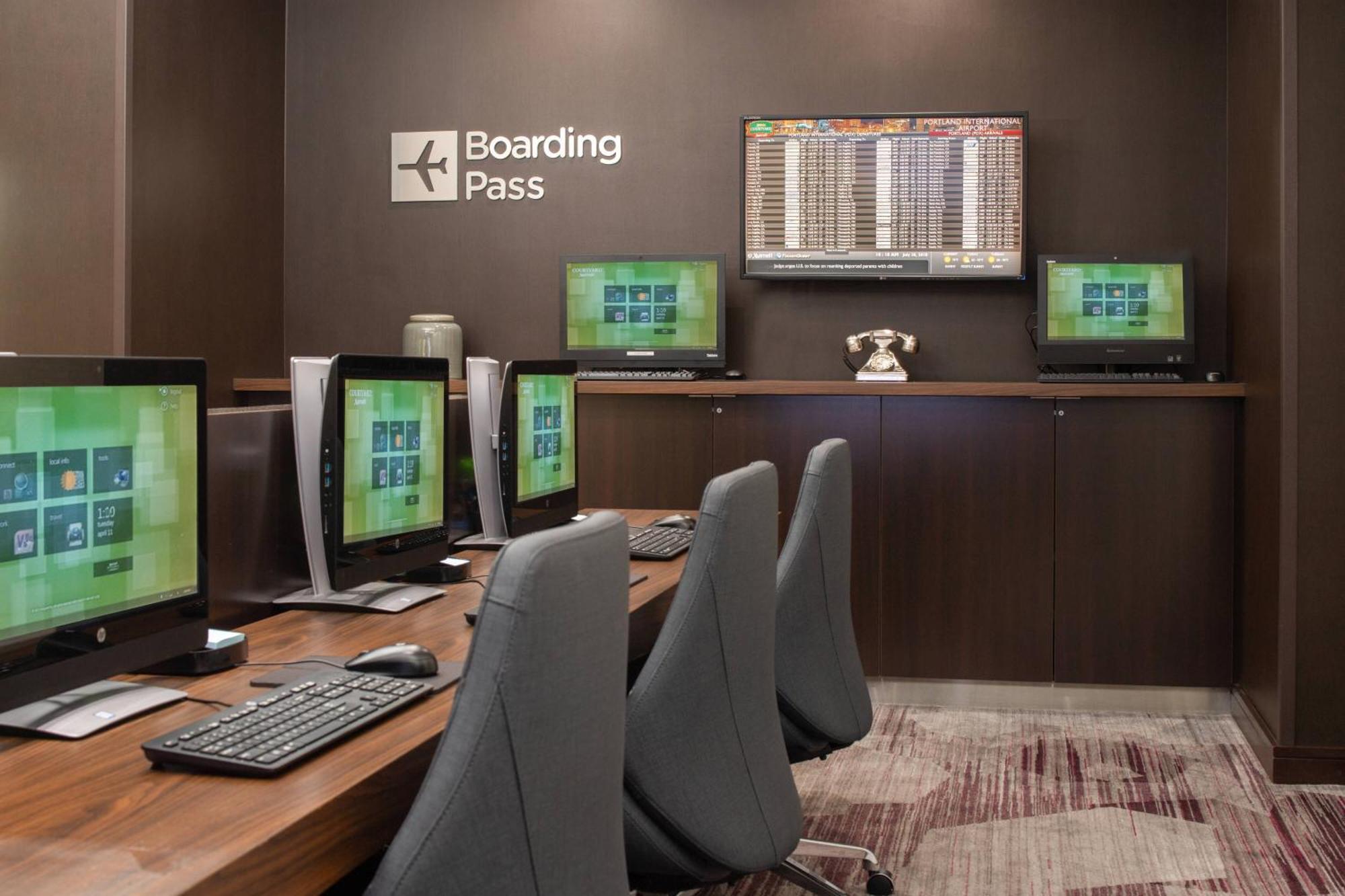 Courtyard By Marriott Portland Airport Hotel Bagian luar foto