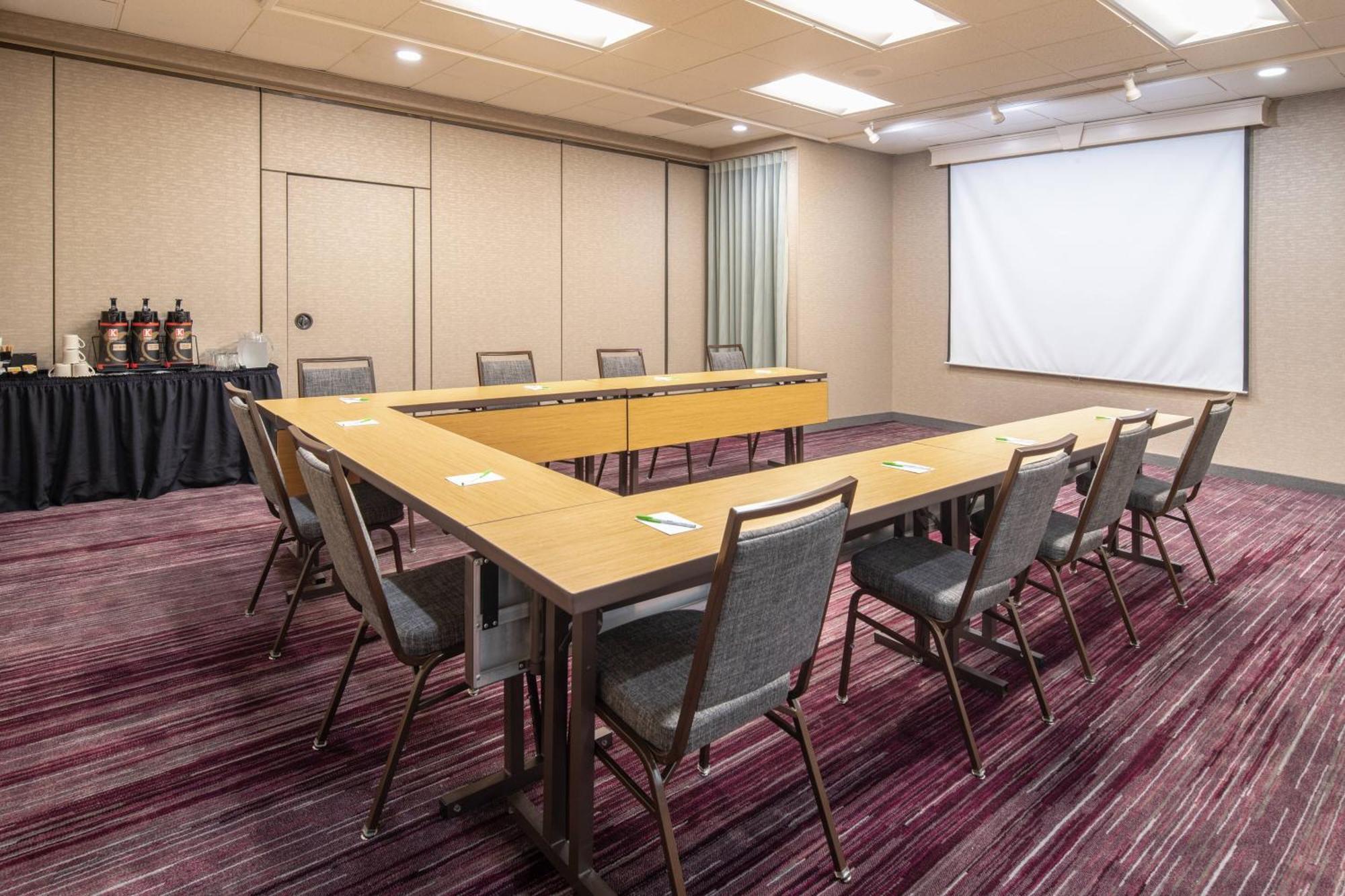 Courtyard By Marriott Portland Airport Hotel Bagian luar foto