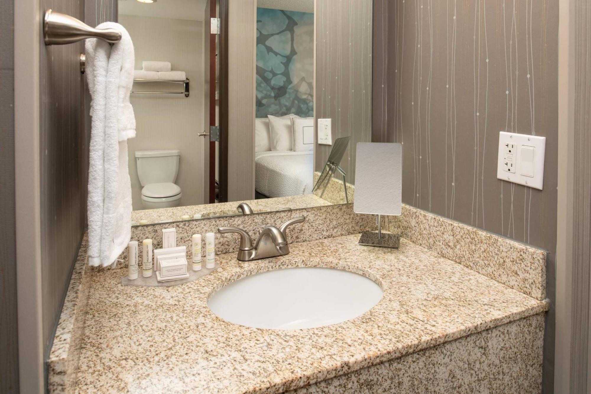 Courtyard By Marriott Portland Airport Hotel Bagian luar foto