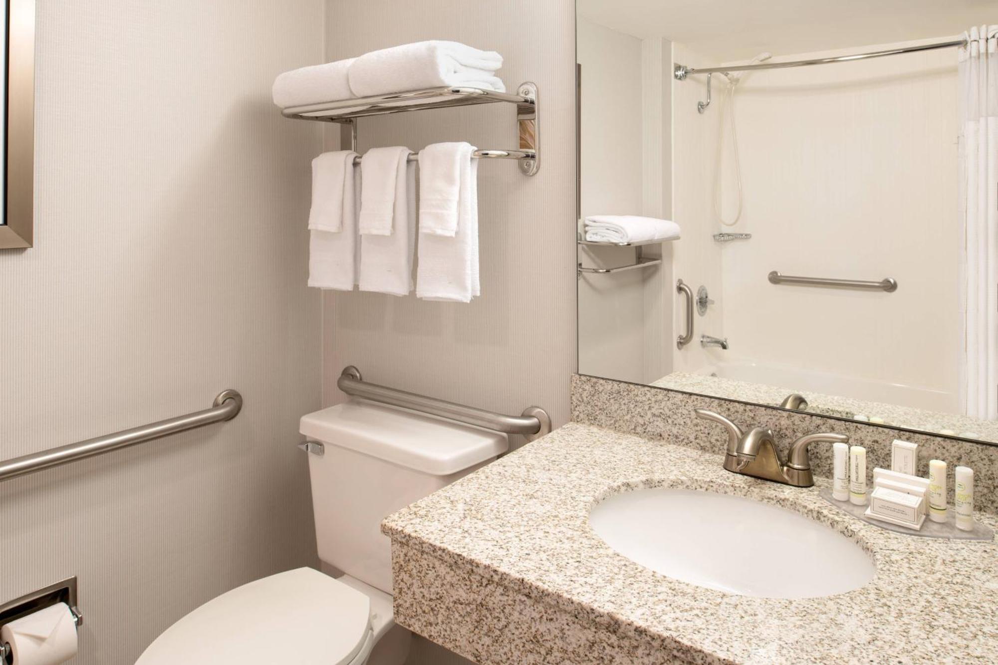 Courtyard By Marriott Portland Airport Hotel Bagian luar foto
