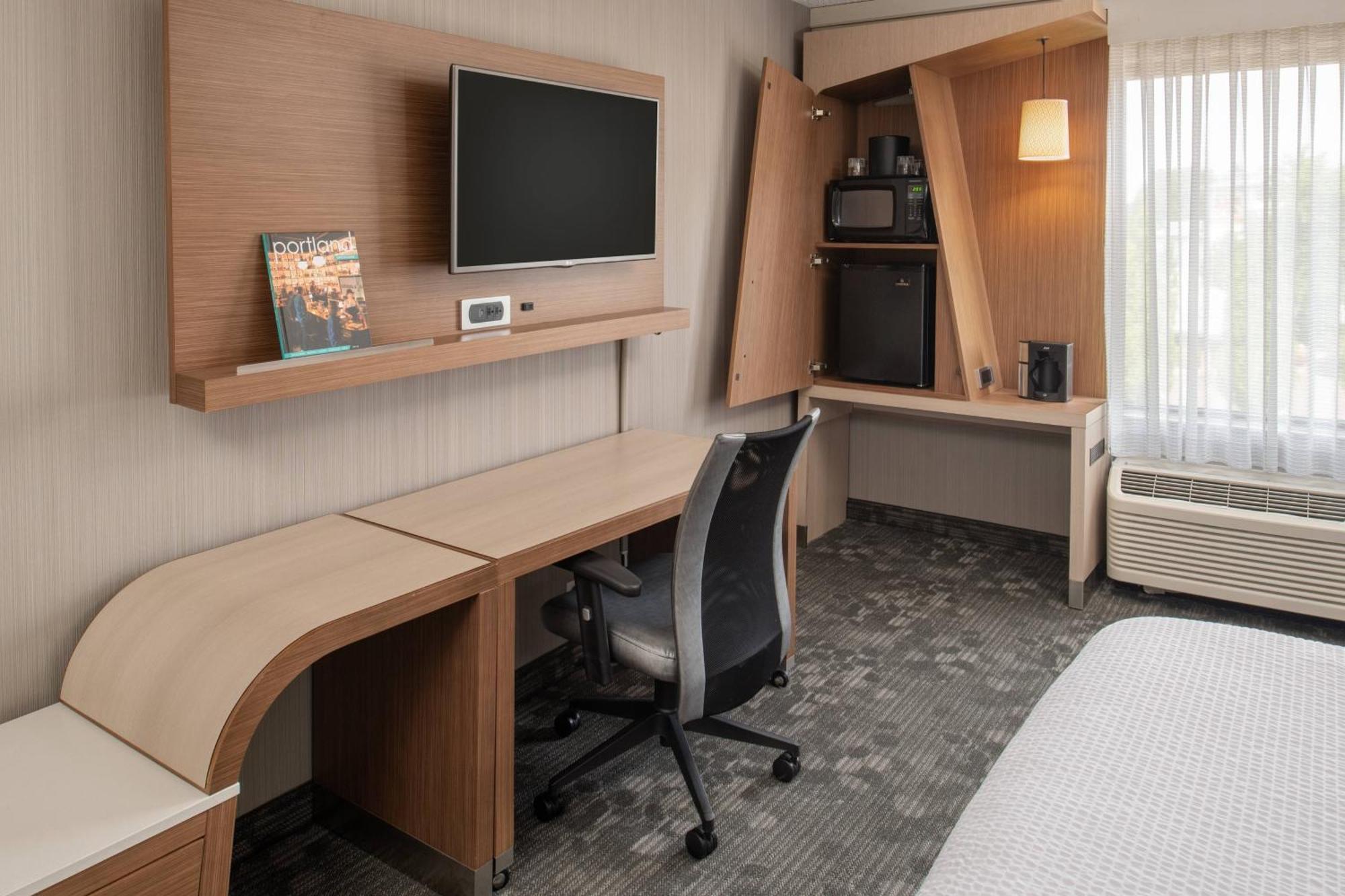 Courtyard By Marriott Portland Airport Hotel Bagian luar foto