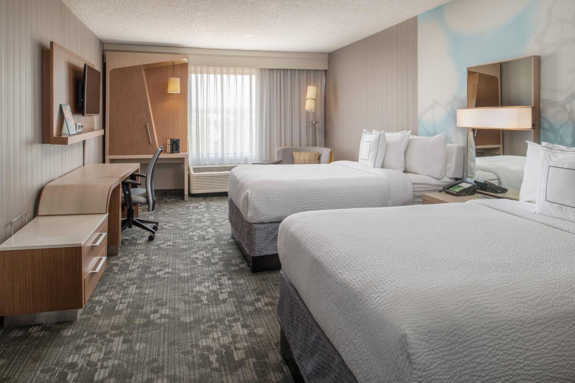 Courtyard By Marriott Portland Airport Hotel Bagian luar foto