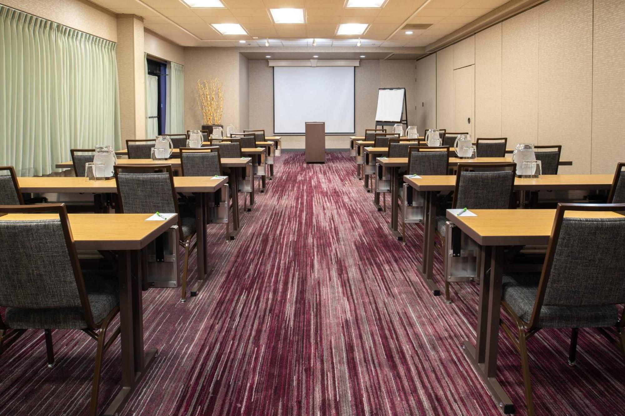 Courtyard By Marriott Portland Airport Hotel Bagian luar foto